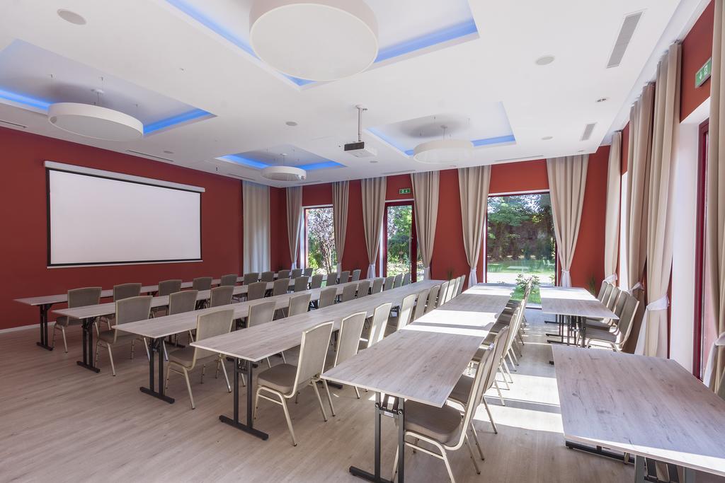 Palac Nieznanice Zabytek Goscinny Ze Spa エクステリア 写真